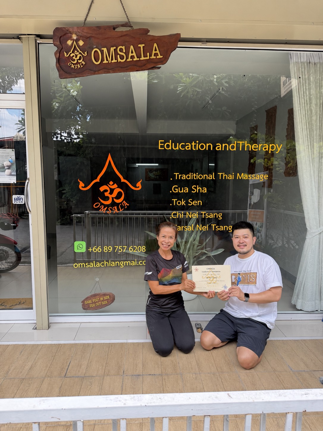 KUN 師傅於泰國清邁 OMSALA 學校取得研習證書 · KUN receiving a certificate at OMSALA school, Chiang Mai