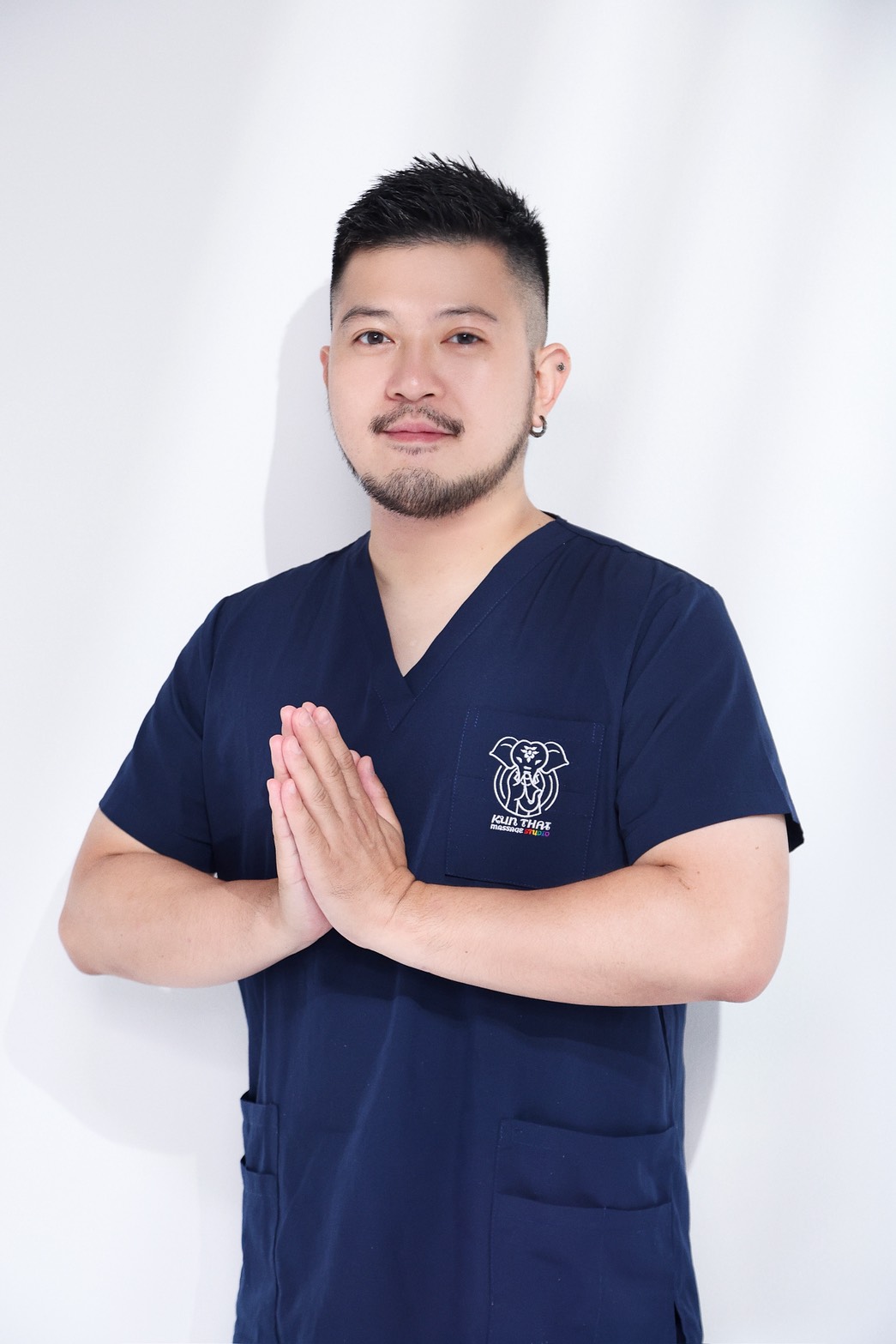 KUN 師傅以泰式合十禮問候 · KUN greeting with a traditional Thai wai