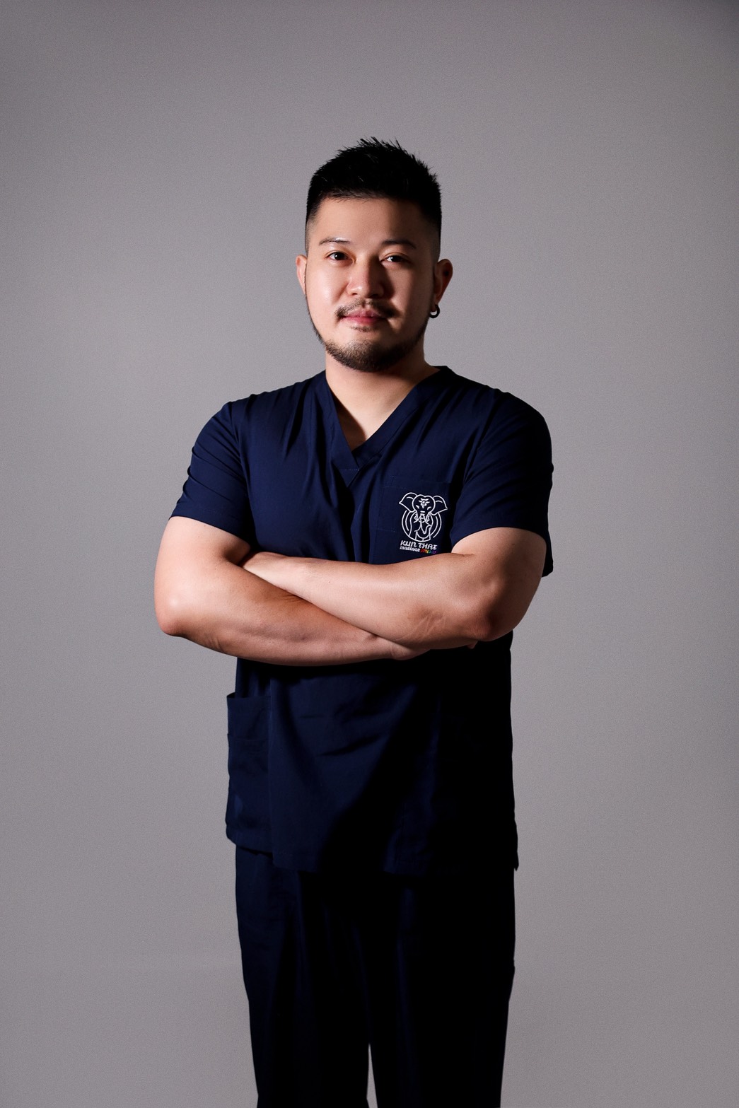 KUN 師傅形象照 · Portrait of KUN, the therapist